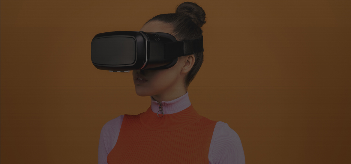 een vrouw met een VR bril op haar hoofd